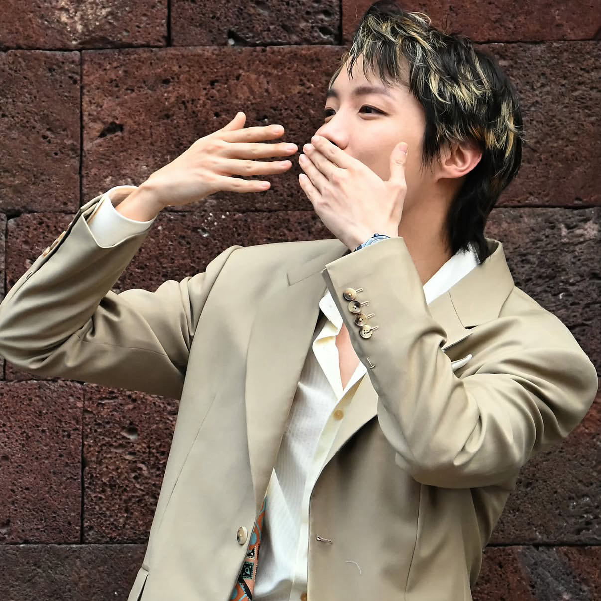 Foto terbaru j-hope (BTS)
