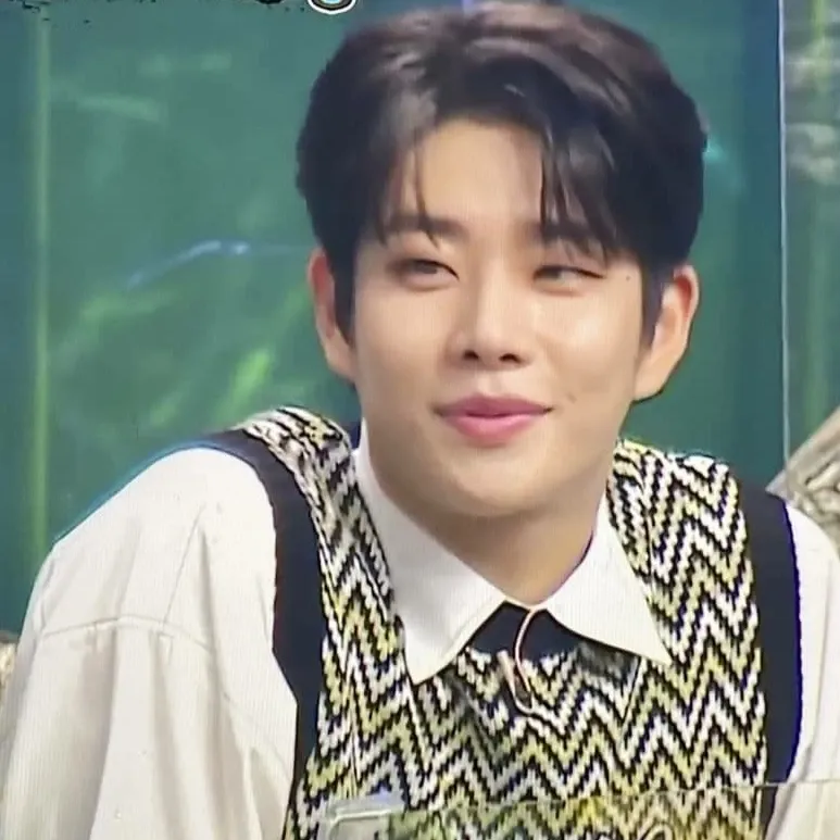 A moment captured by MJ (ASTRO)'s fan