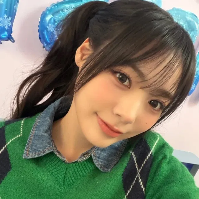 Behind-the-scenes cut of Siyeon (QWER)