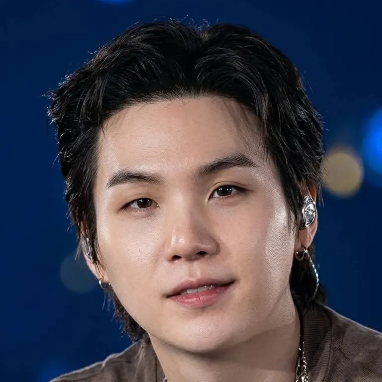 Foto aktivitas terbaru SUGA (BTS)