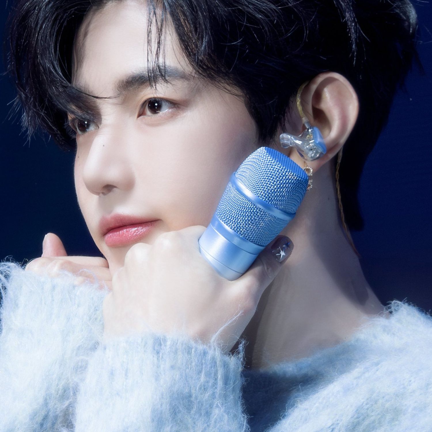 A moment captured by Zhang Hao's fan