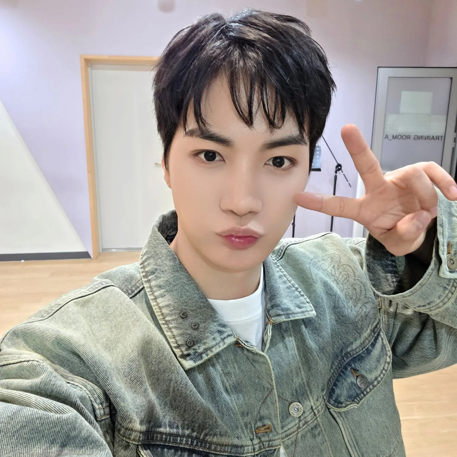 Behind-the-scenes cut of Kim Jonghyeon
