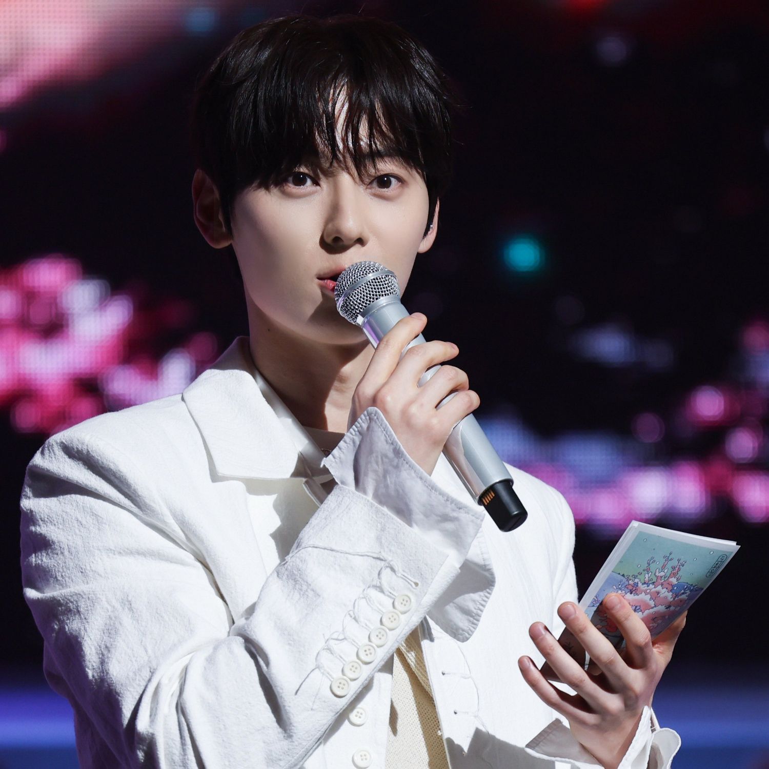 Behind-the-scenes cut of Hwang Minhyun