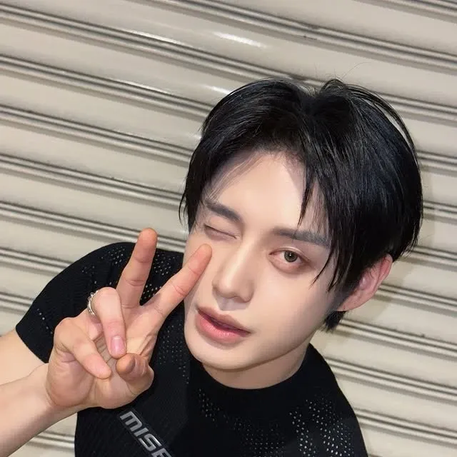 Behind-the-scenes cut of Kim Jiwoong (ZEROBASEONE)
