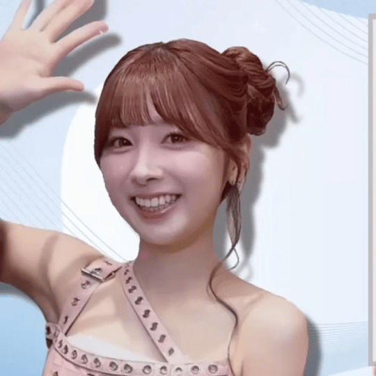 A moment captured by Miihi (NiziU)'s fan