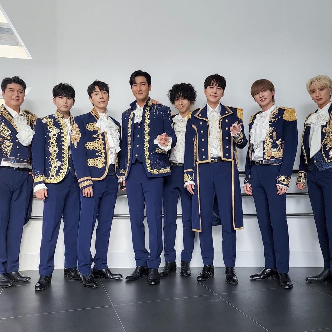 Behind-the-scenes cut of Super Junior