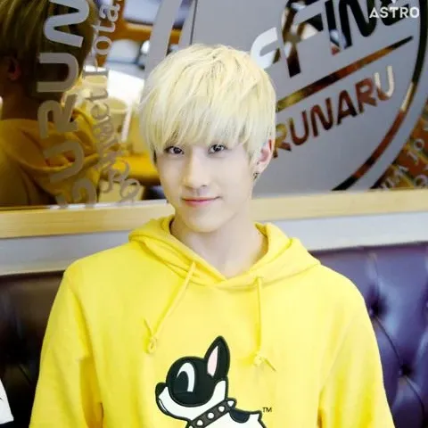 A moment captured by Jinjin (ASTRO)'s fan