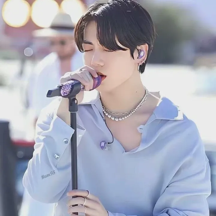 Foto aktivitas terbaru Jungkook (BTS)