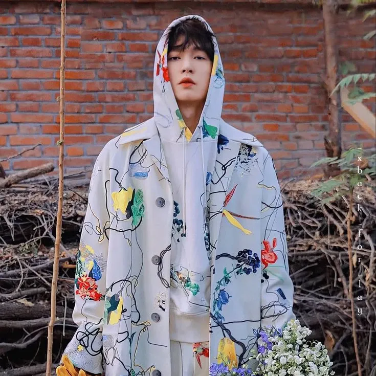 Behind-the-scenes cut of Lay (EXO)