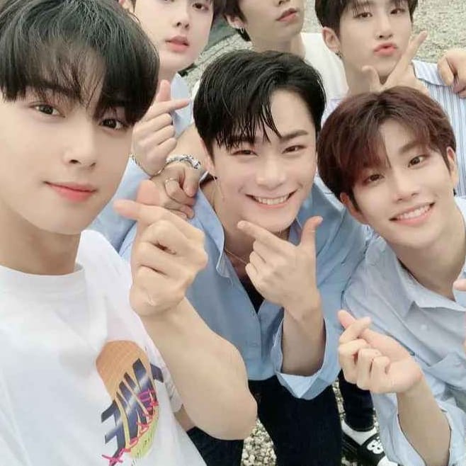 A moment captured by MJ (ASTRO)'s fan