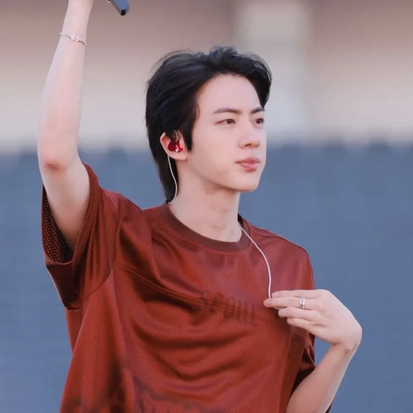 Foto aktivitas terbaru Jin (BTS)