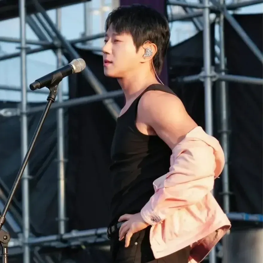 Behind-the-scenes cut of Hwang Chiyeol