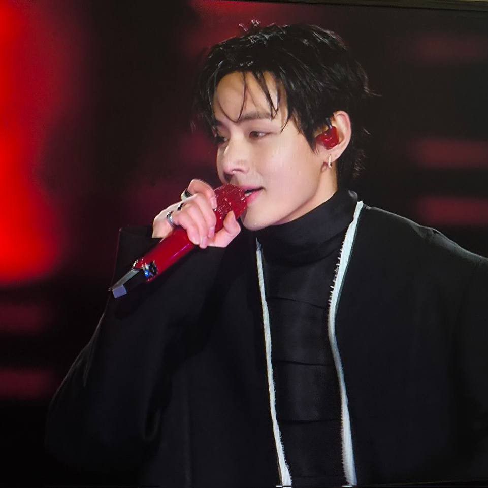 뷔 (방탄소년단)의 최신 사진