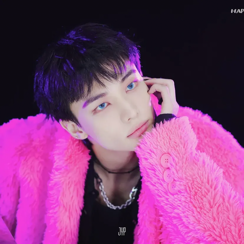 Latest photo of Hyunjin (Stray Kids)