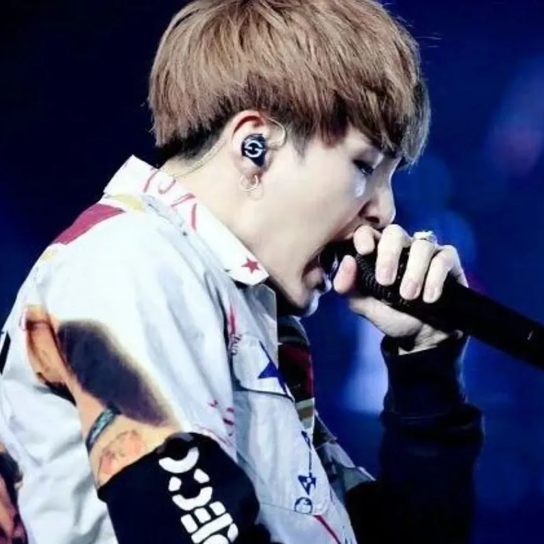 Foto aktivitas terbaru SUGA (BTS)