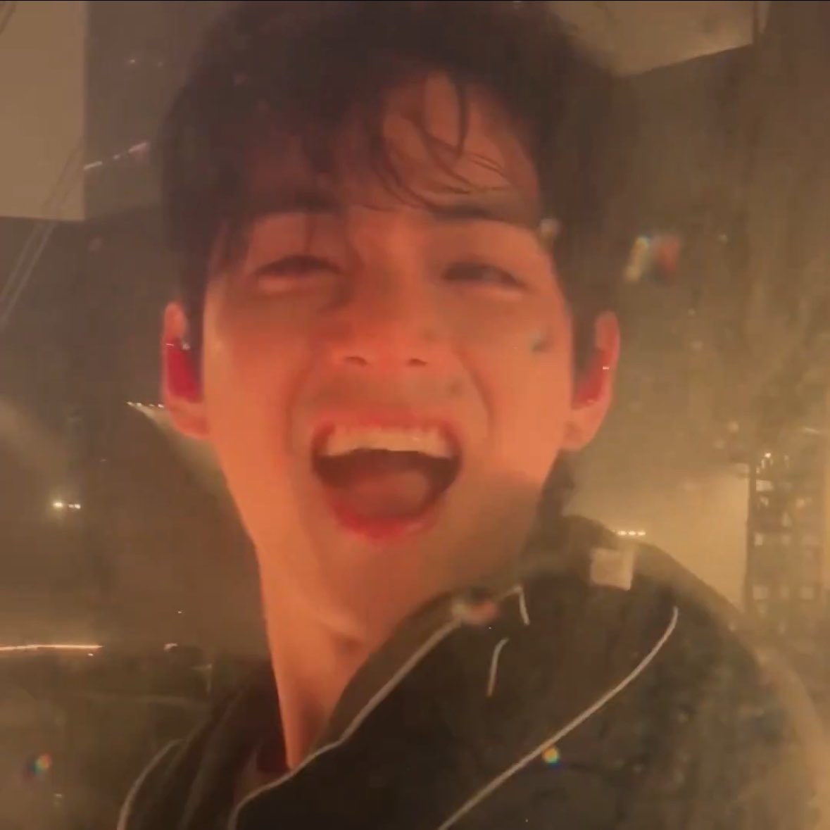 Foto aktivitas terbaru V (BTS)