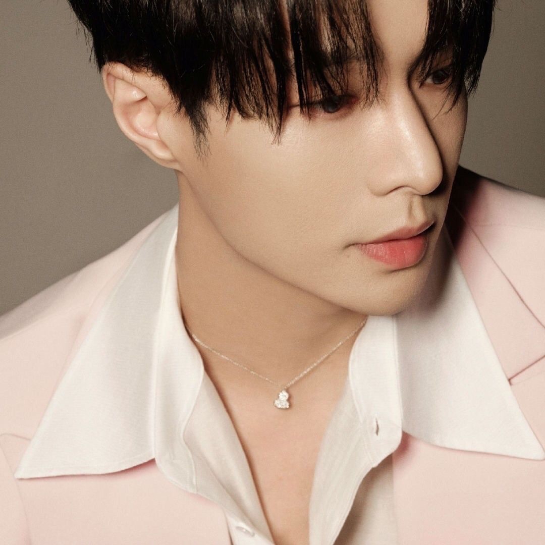 Recent activity shot of Lay (EXO)