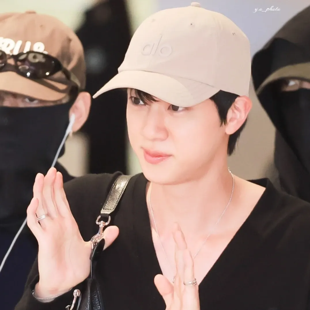 Momen yang diabadikan oleh penggemar Jin (BTS)
