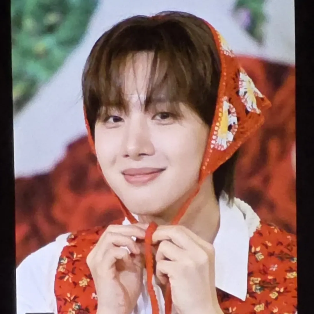 A moment captured by Hui (PENTAGON)'s fan