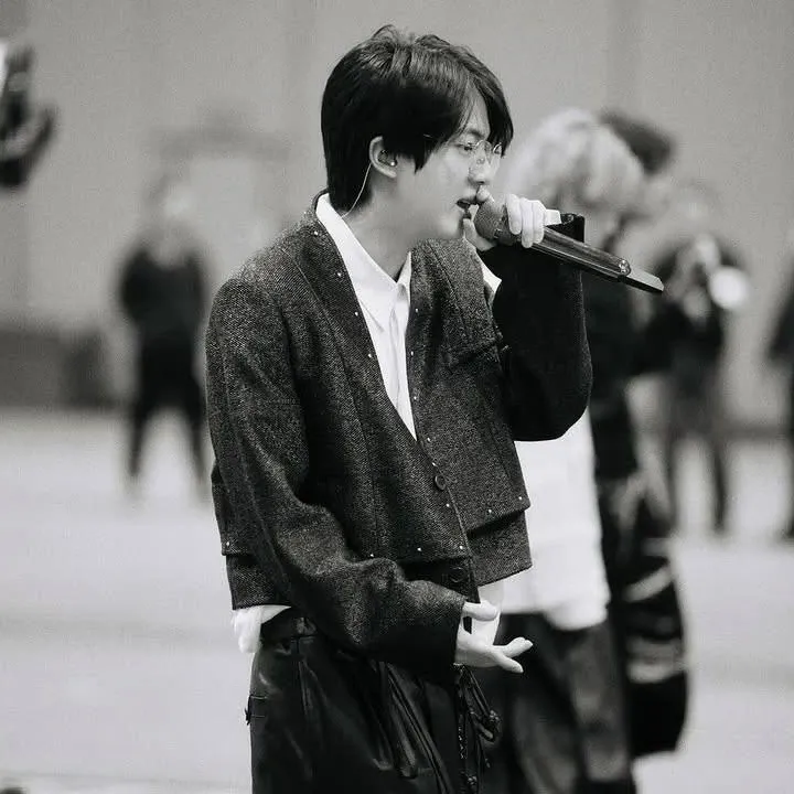 Foto aktivitas terbaru Jin (BTS)