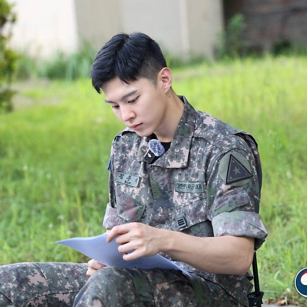 Behind-the-scenes cut of Kim Wooseok