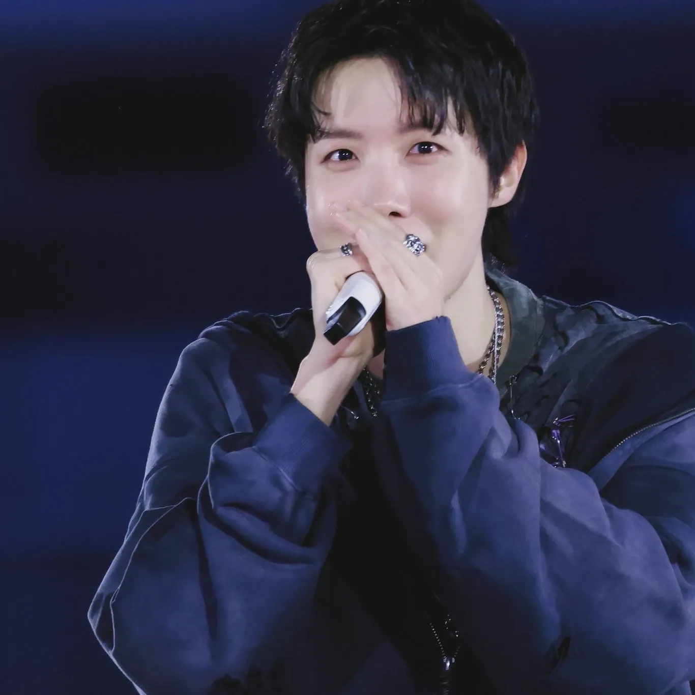 Momen yang diabadikan oleh penggemar j-hope (BTS)