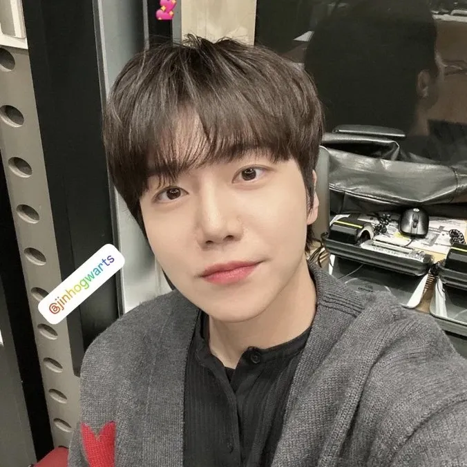 A moment captured by Jinho (PENTAGON)'s fan