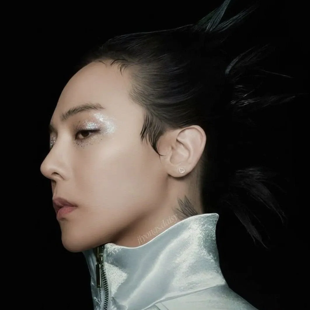 Foto aktivitas terbaru G-DRAGON (BIGBANG)