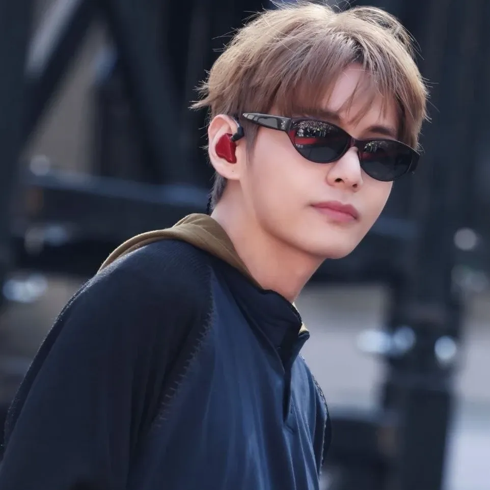 뷔 (방탄소년단)의 비하인드 컷
