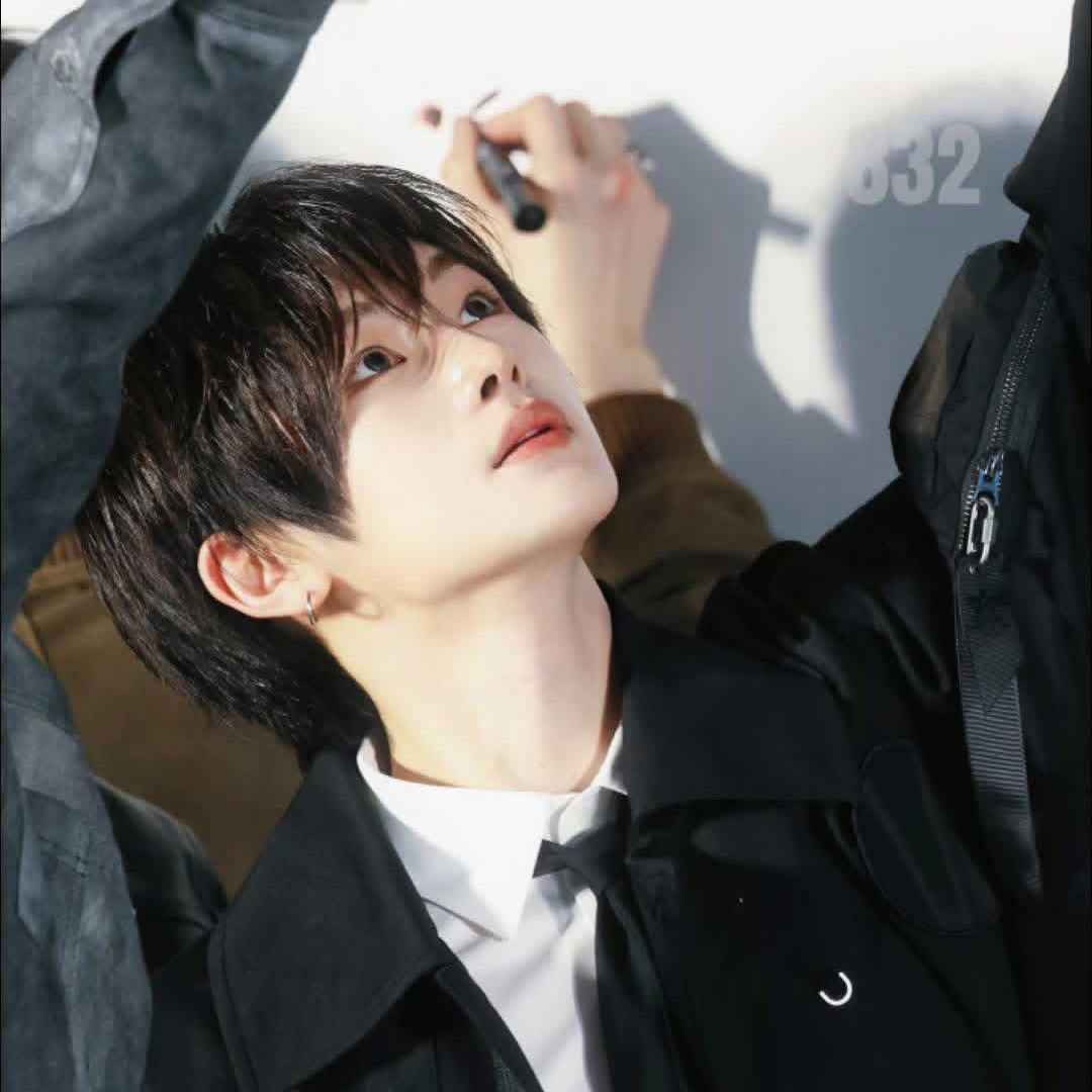 A moment captured by Zhou Anxin (ALPHA DRIVE ONE)'s fan