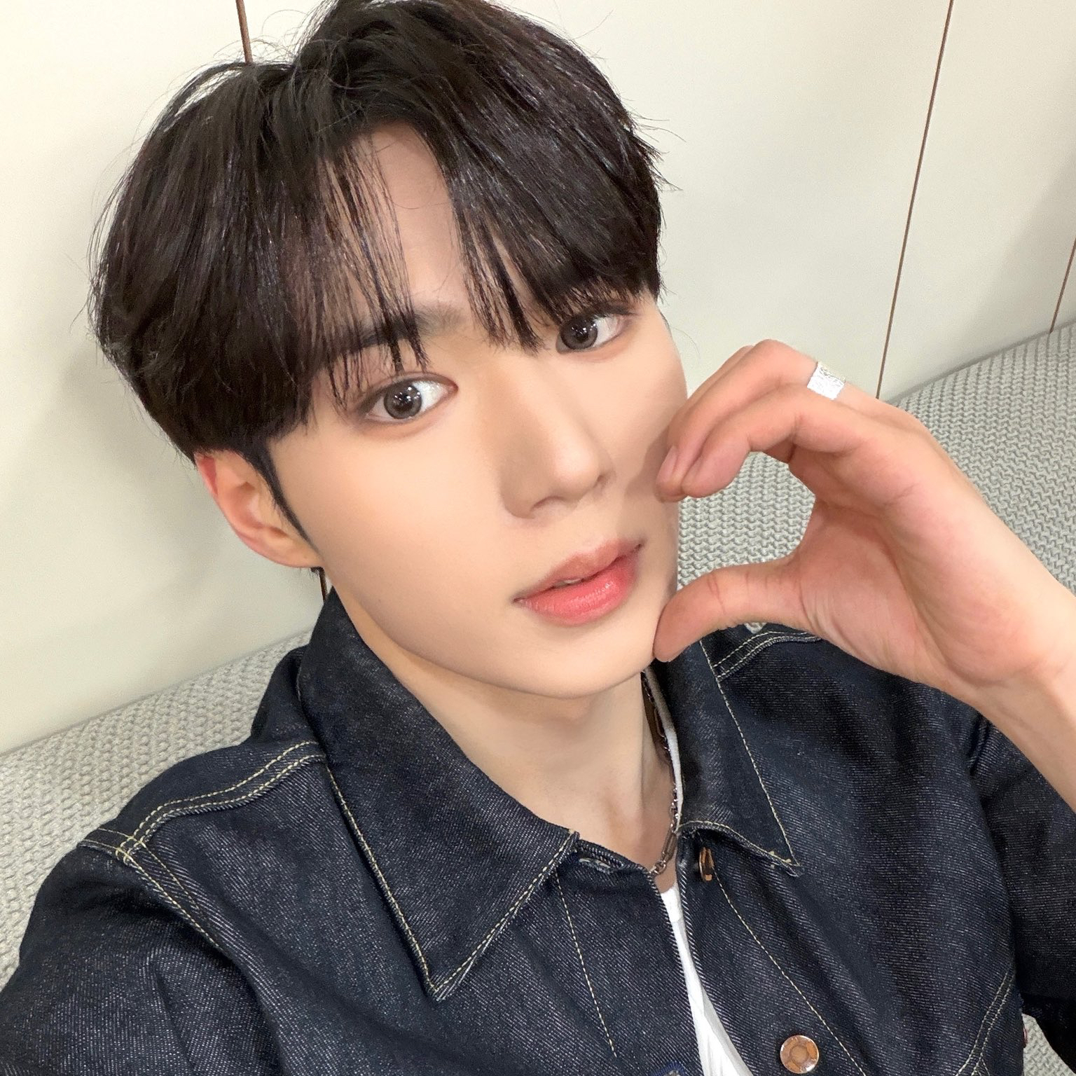 Behind-the-scenes cut of Kim Junseo (ALPHA DRIVE ONE)