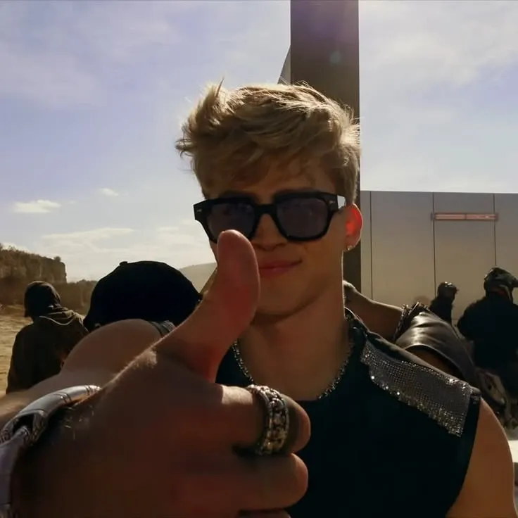 Behind-the-scenes cut of Gabi (SANTOS BRAVOS)