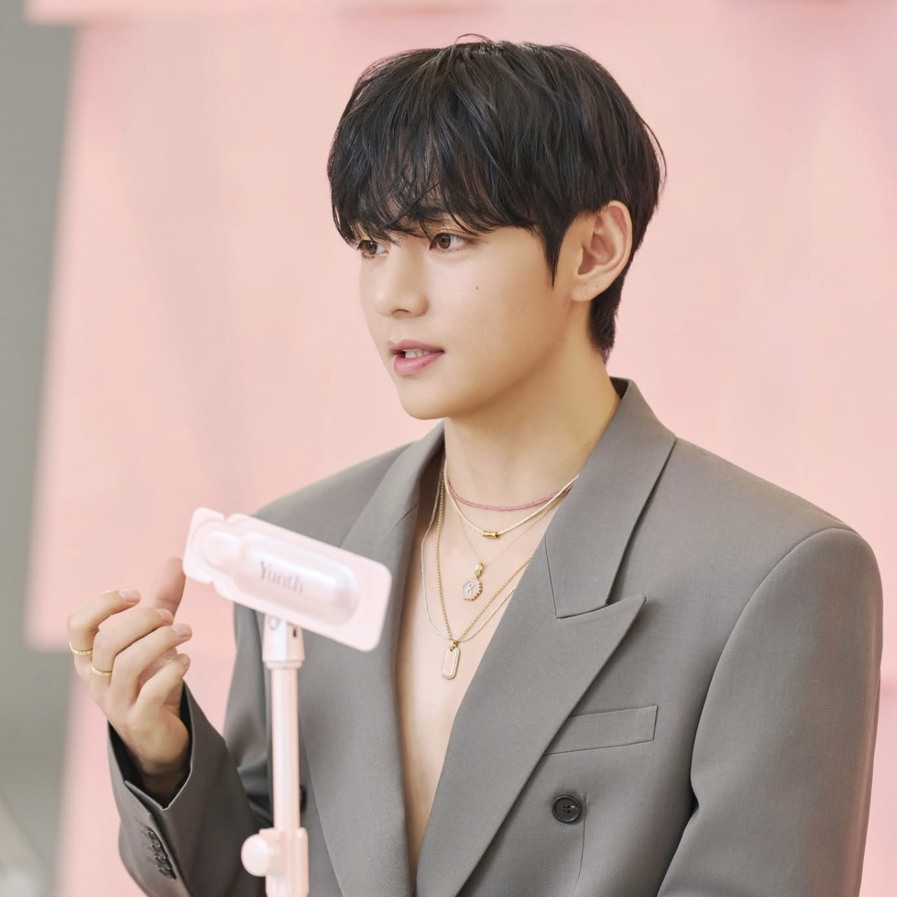 뷔 (방탄소년단)의 비하인드 컷