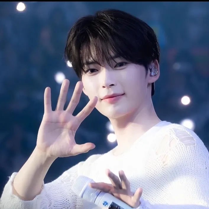 Latest photo of Sung Hanbin (ZEROBASEONE)