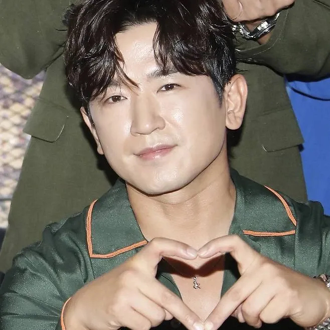 Behind-the-scenes cut of Lee Minwoo (SHINHWA)