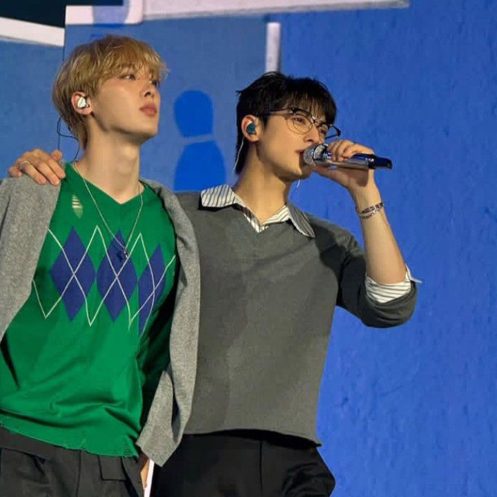 아스트로의 최신 사진