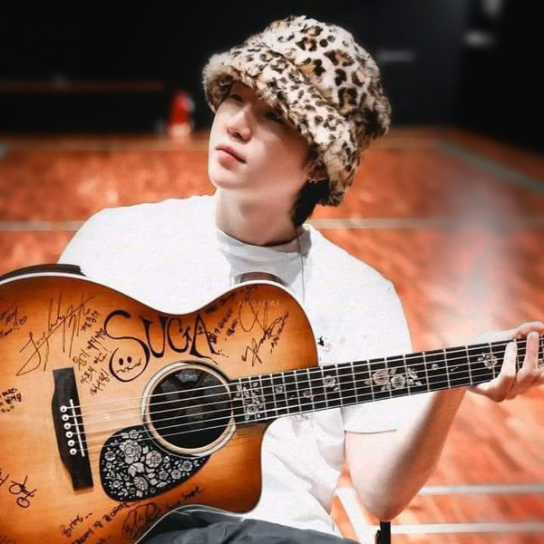 Foto aktivitas terbaru SUGA (BTS)