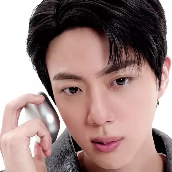 Momen yang diabadikan oleh penggemar Jin (BTS)