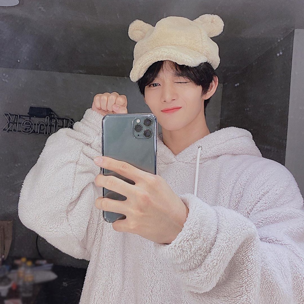Behind-the-scenes cut of Bae Jinyoung