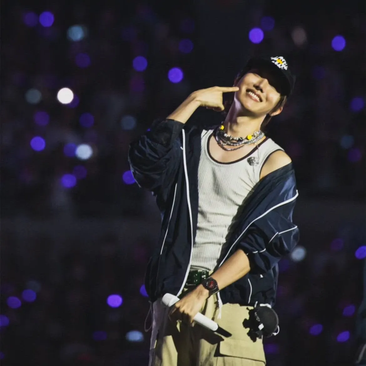 Foto aktivitas terbaru j-hope (BTS)