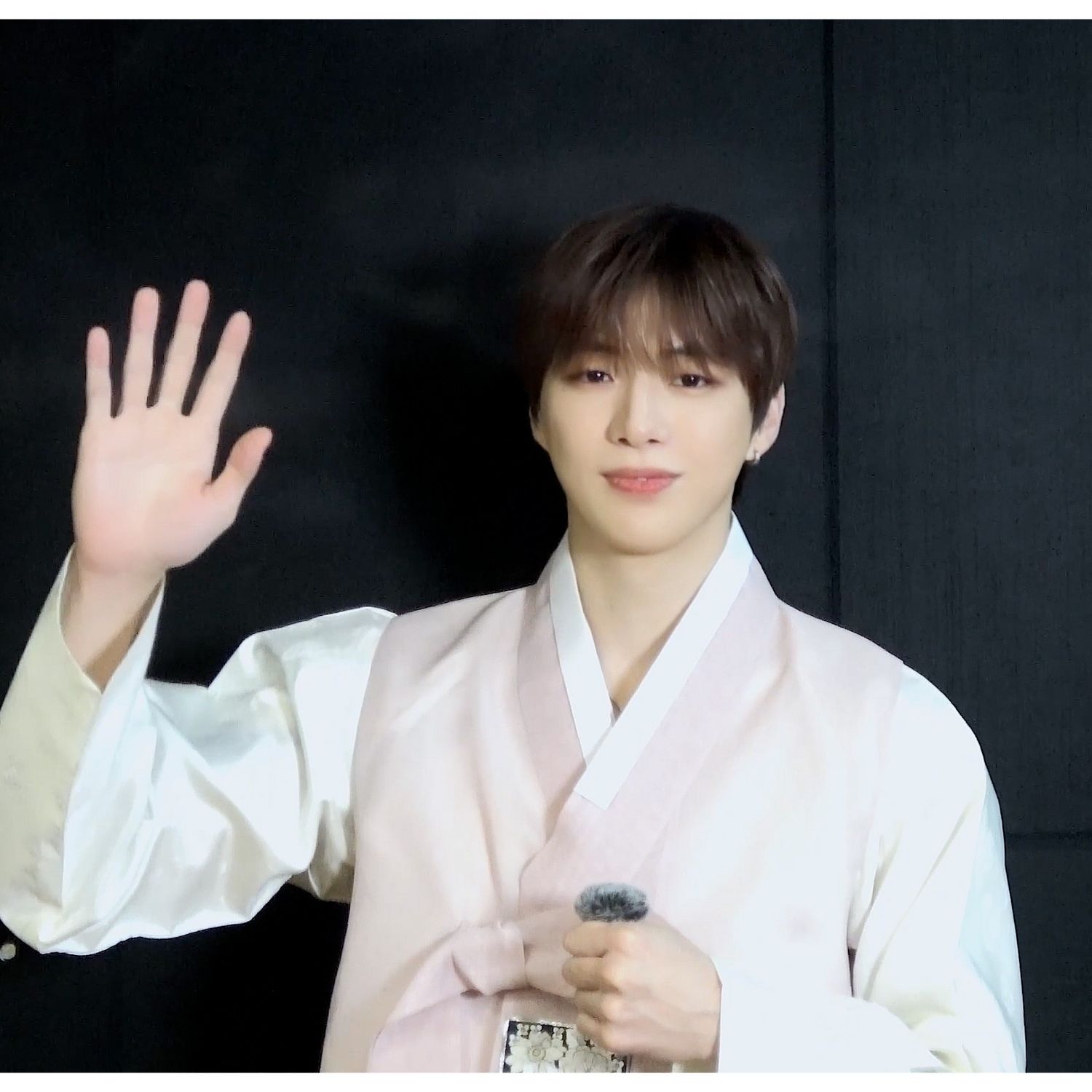 강다니엘의 비하인드 컷