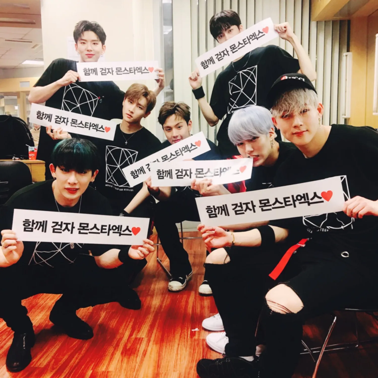 Momen yang diabadikan oleh penggemar MONSTA X