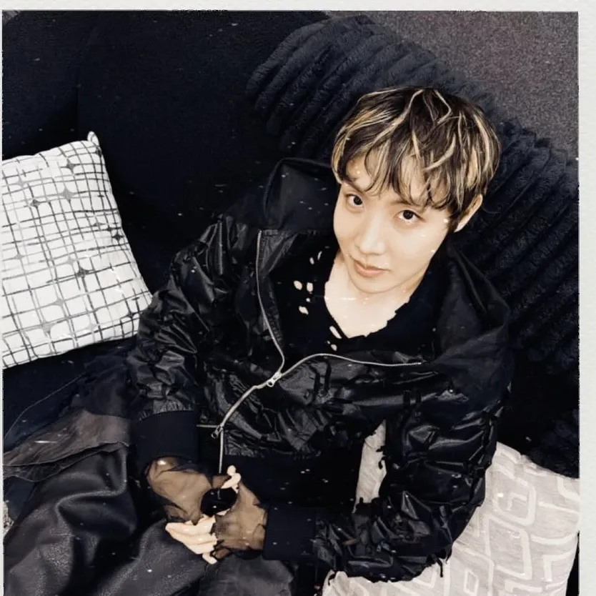 Foto aktivitas terbaru j-hope (BTS)