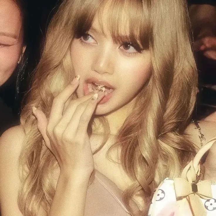 Foto aktivitas terbaru Lisa (BLACKPINK)