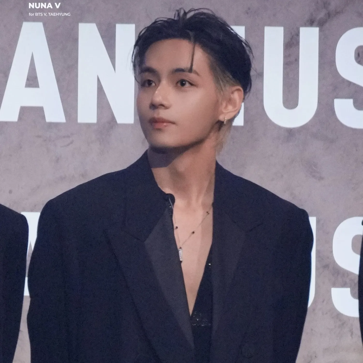 뷔 (방탄소년단)의 최신 사진