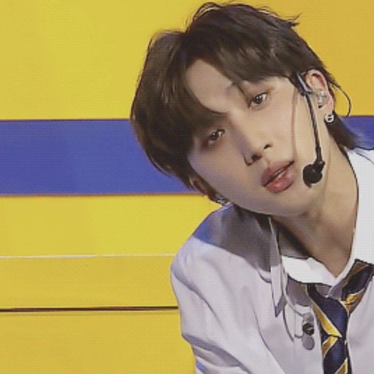 A moment captured by Hui (PENTAGON)'s fan