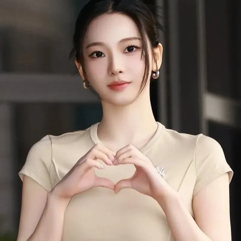 Foto aktivitas terbaru Karina (aespa)