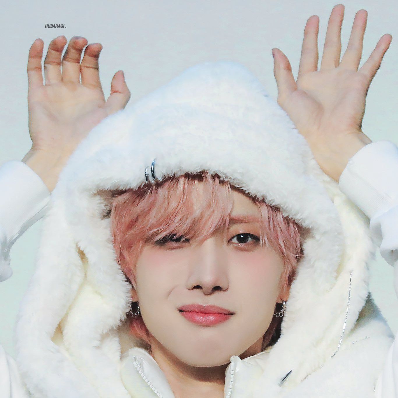 A moment captured by Hui (PENTAGON)'s fan