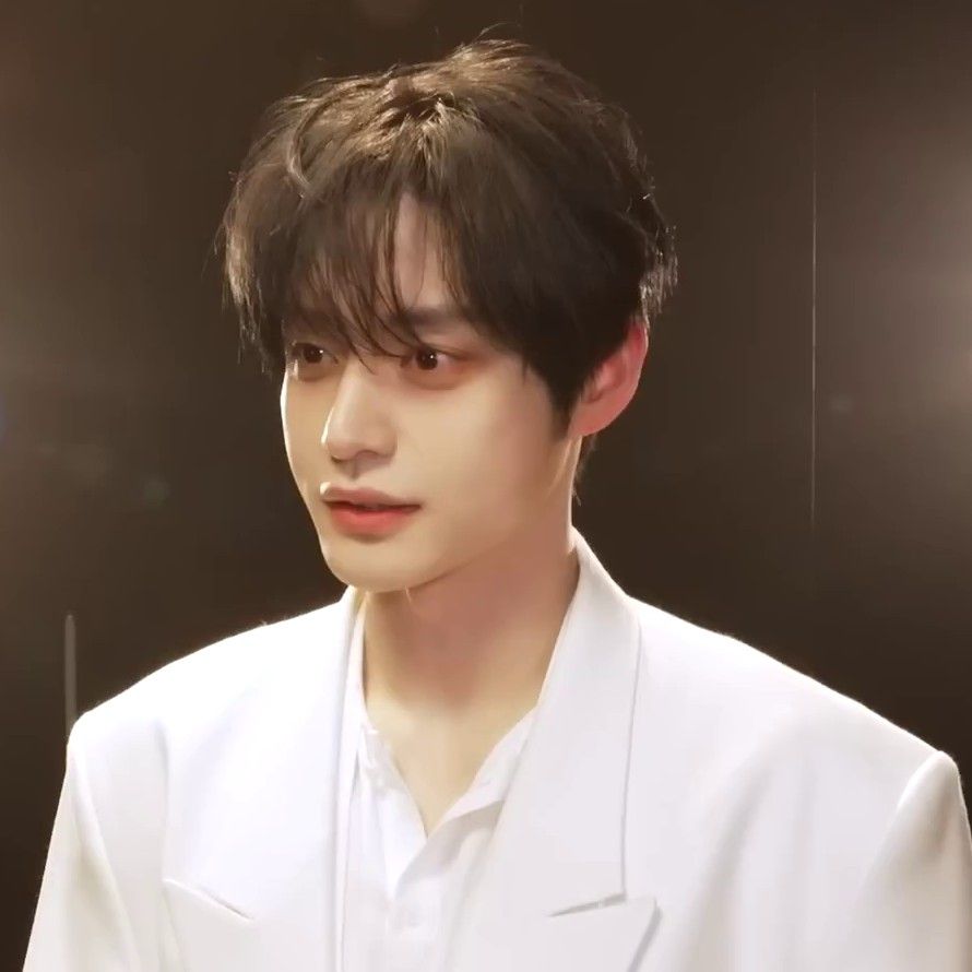 Behind-the-scenes cut of Kim Jiwoong (ZEROBASEONE)