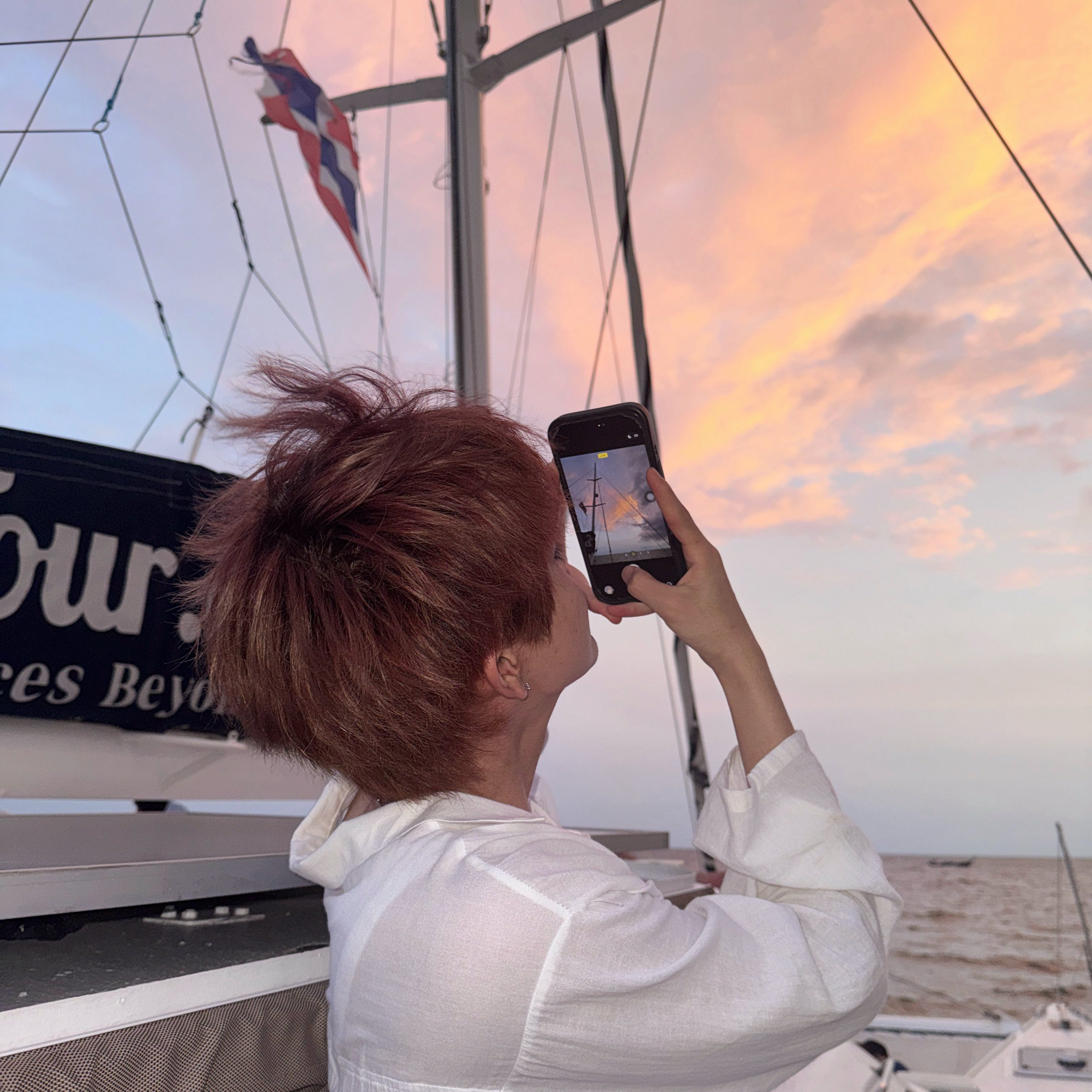 A moment captured by THI-O (NexT1DE)'s fan